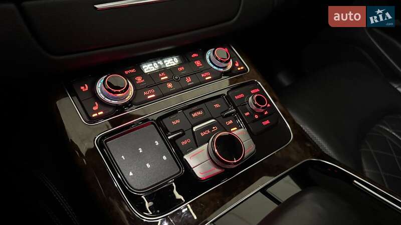 Седан Audi A8 2015 в Ужгороді