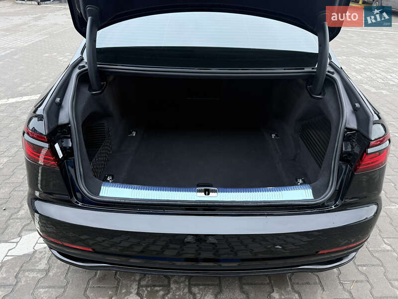 Седан Audi A8 2024 в Ровно