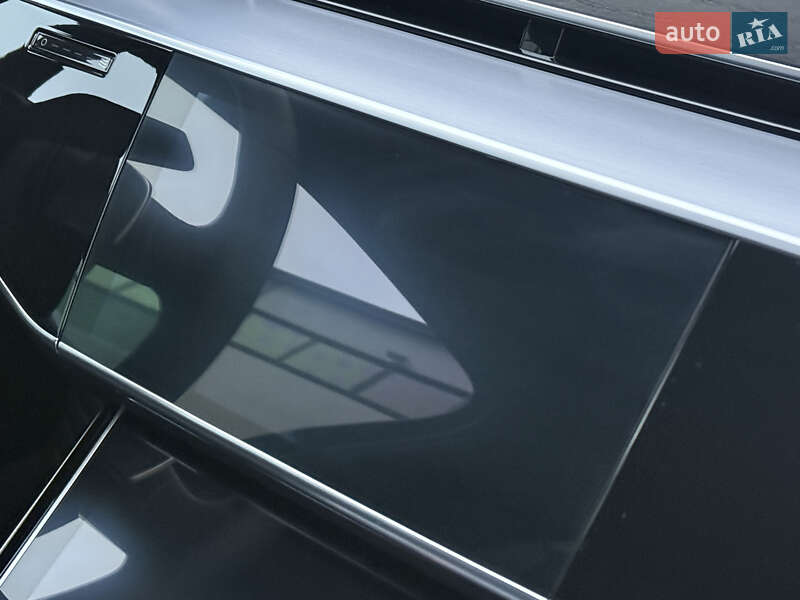 Седан Audi A8 2024 в Ровно