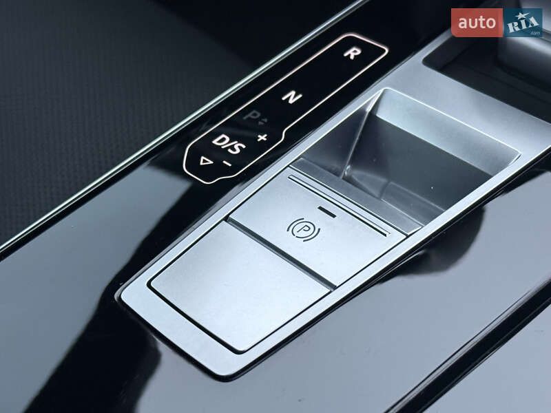 Седан Audi A8 2024 в Ровно