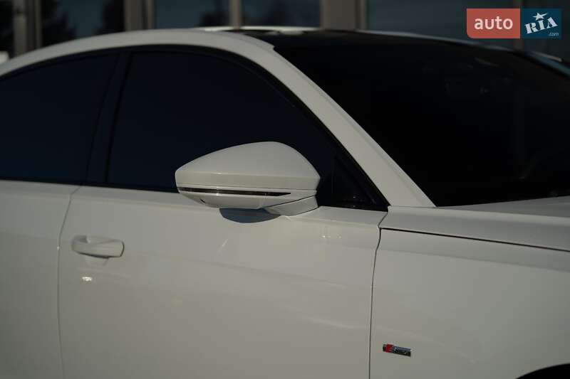 Седан Audi A8 2021 в Черновцах