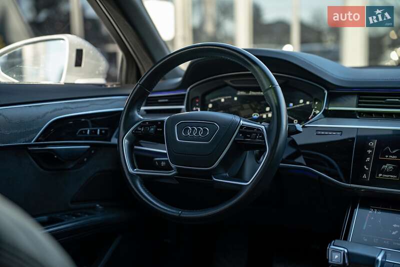 Седан Audi A8 2021 в Черновцах