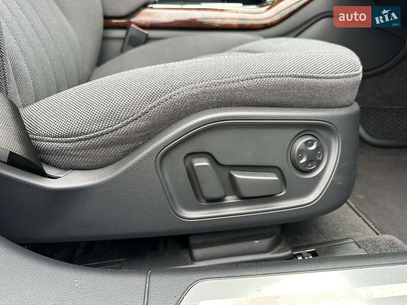 Седан Audi A8 2012 в Киеве