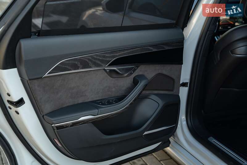 Седан Audi A8 2021 в Черновцах