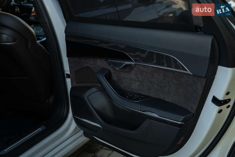 Седан Audi A8 2021 в Черновцах