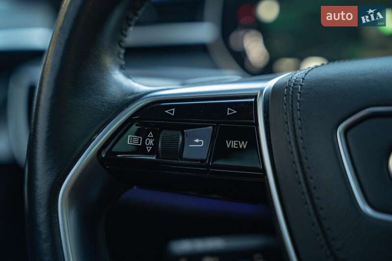 Седан Audi A8 2021 в Черновцах