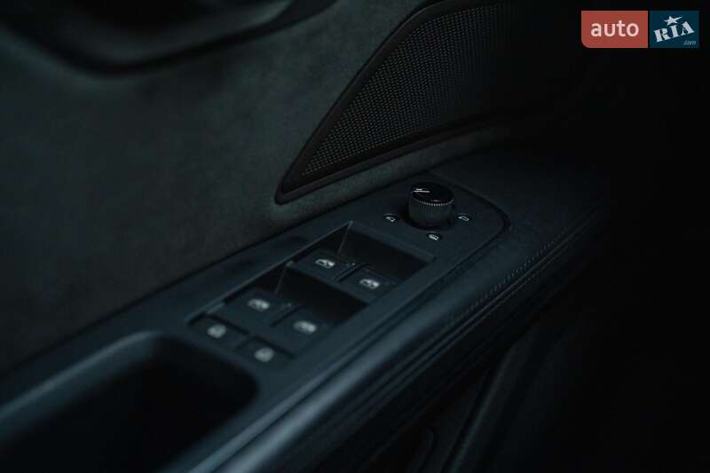 Седан Audi A8 2021 в Черновцах