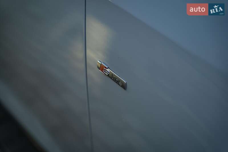 Седан Audi A8 2021 в Черновцах