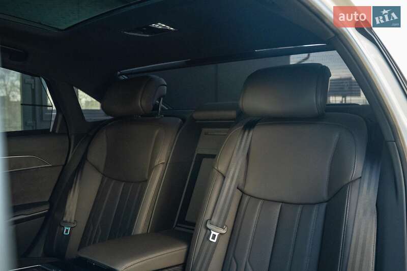 Седан Audi A8 2021 в Черновцах