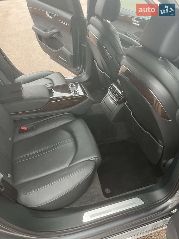 Седан Audi A8 2014 в Коростене