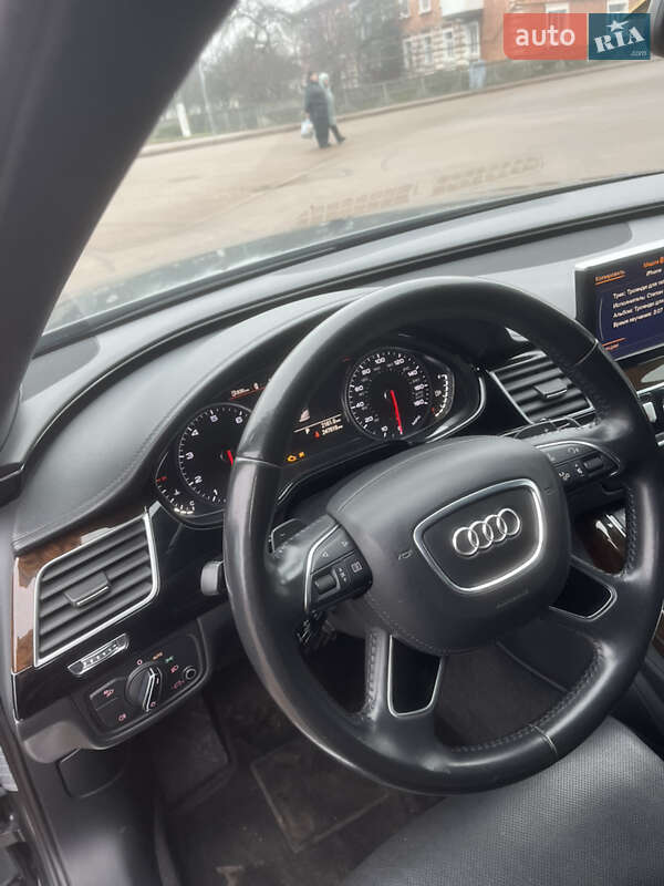 Седан Audi A8 2014 в Коростене
