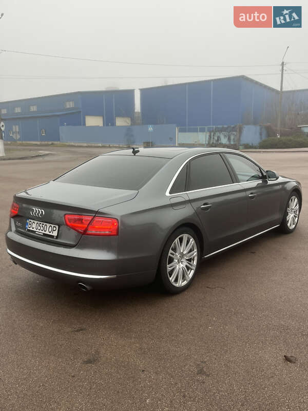 Седан Audi A8 2014 в Коростене