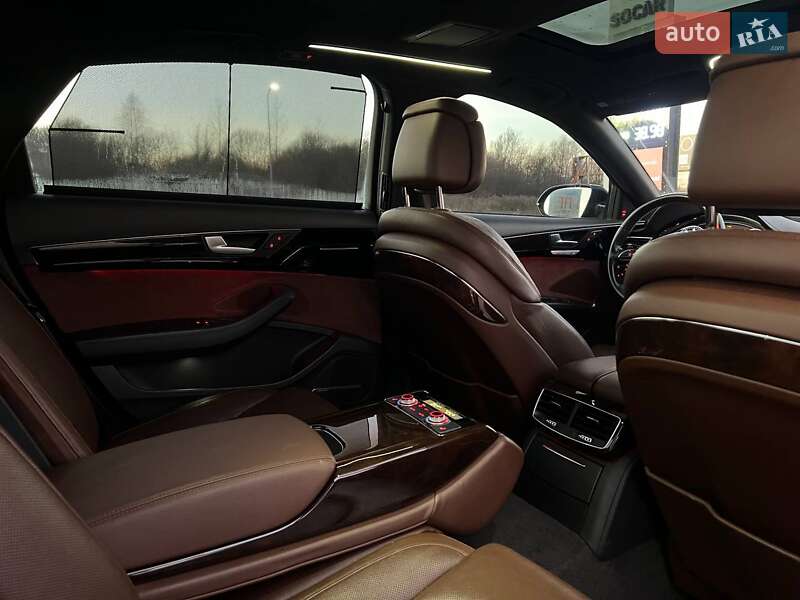 Седан Audi A8 2016 в Львові