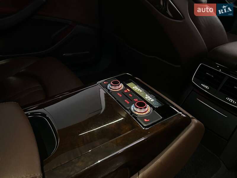 Седан Audi A8 2016 в Львові