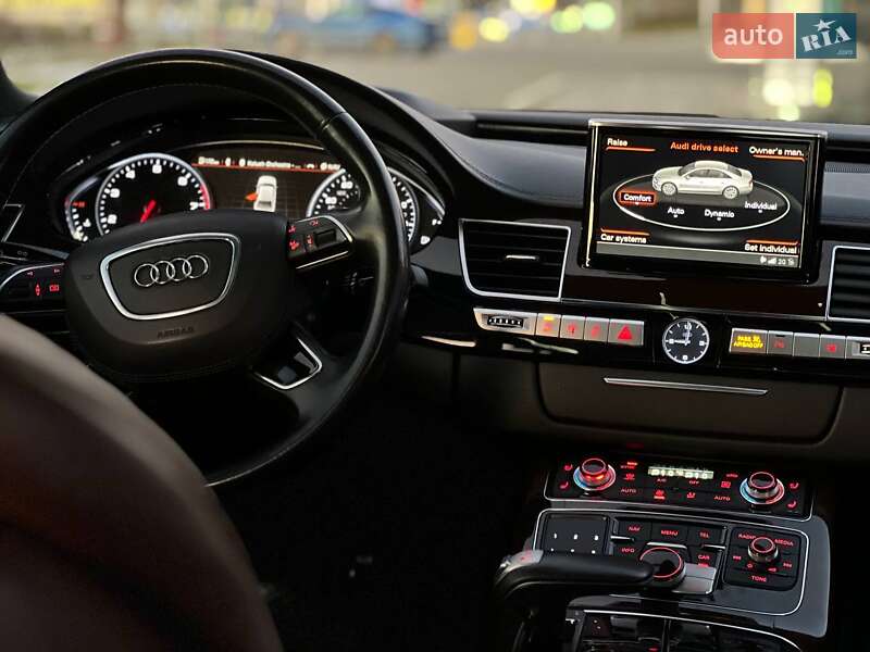 Седан Audi A8 2016 в Львові