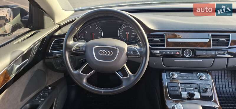 Седан Audi A8 2017 в Мукачево