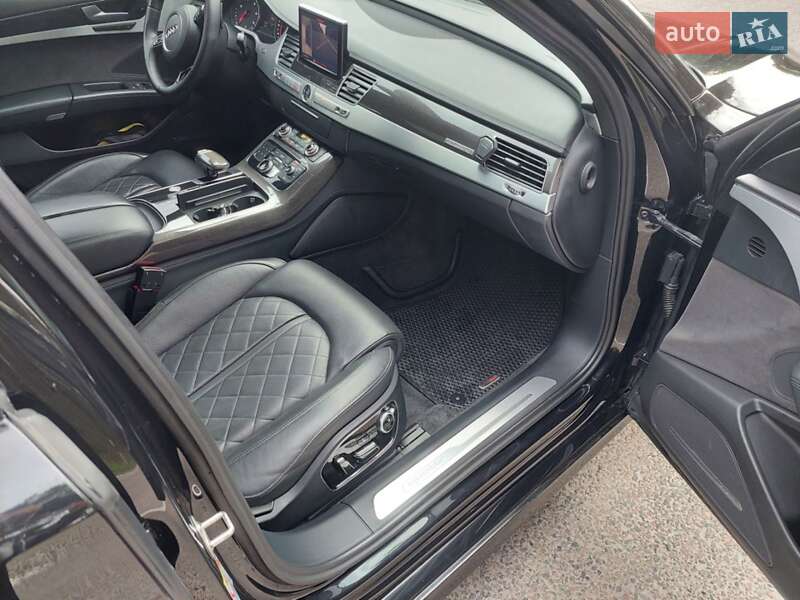 Седан Audi A8 2015 в Буске