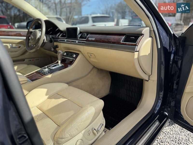 Седан Audi A8 2004 в Буче