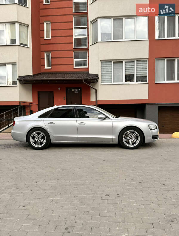 Седан Audi A8 2012 в Вараше