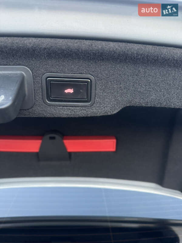 Седан Audi A8 2012 в Вараше