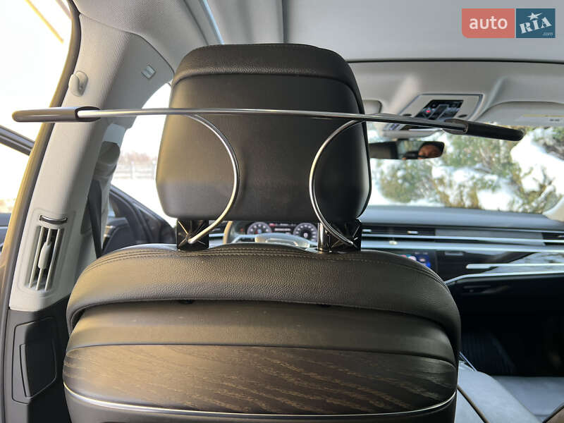 Седан Audi A8 2019 в Львове