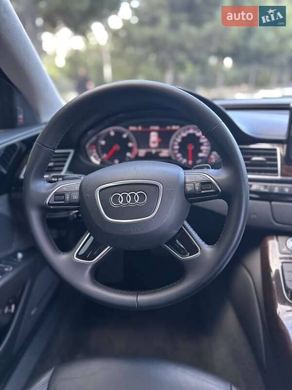 Седан Audi A8 2017 в Одесі