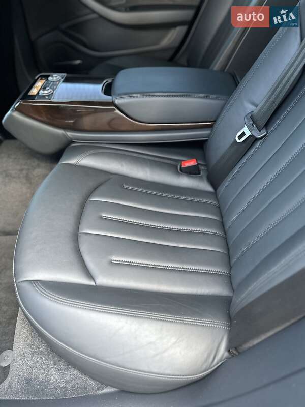 Седан Audi A8 2017 в Одесі