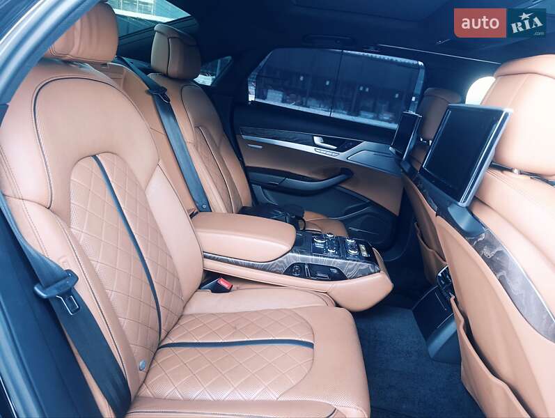 Седан Audi A8 2015 в Чернигове