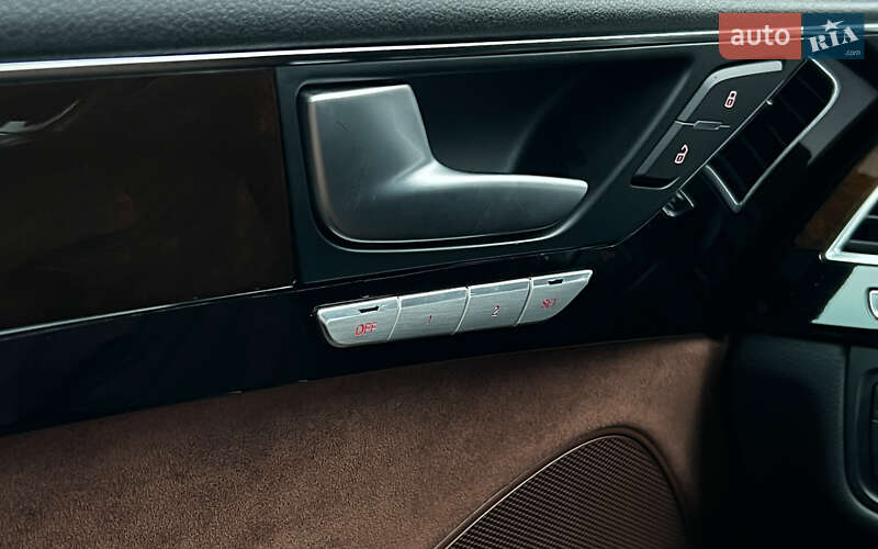 Седан Audi A8 2015 в Львове