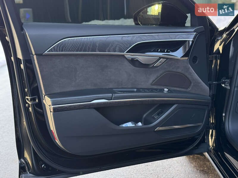 Седан Audi A8 2021 в Киеве