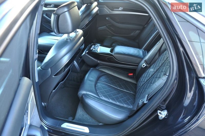 Седан Audi A8 2013 в Львові