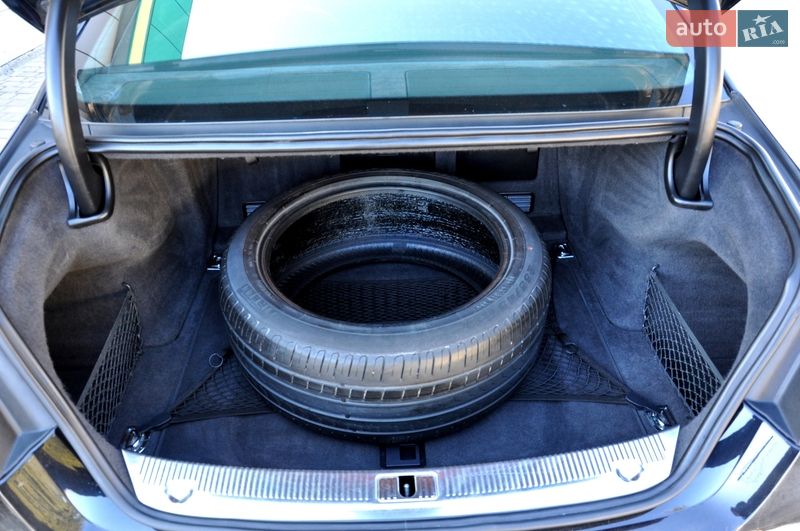 Седан Audi A8 2013 в Львові