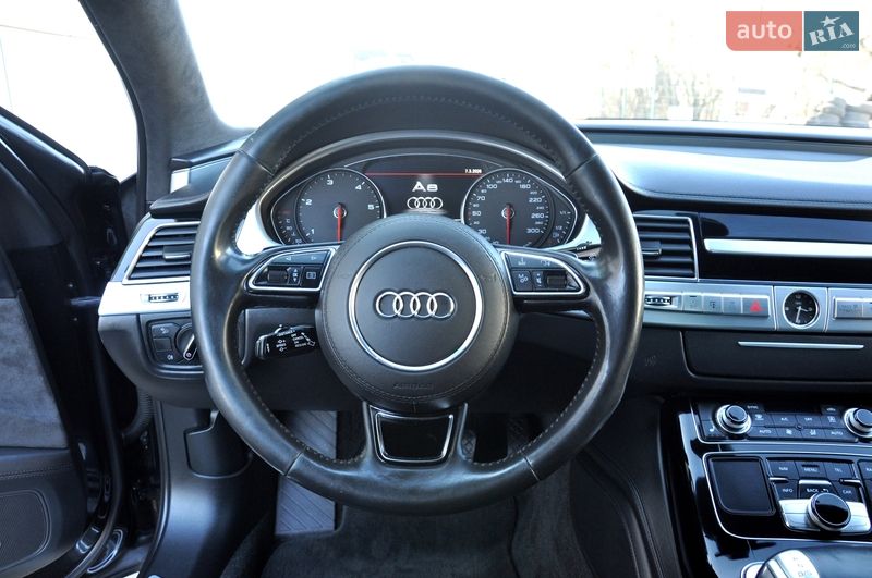 Седан Audi A8 2013 в Львові