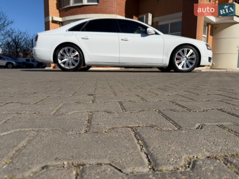 Седан Audi A8 2012 в Одесі