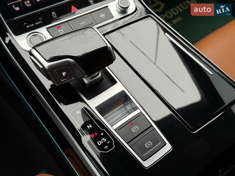 Седан Audi A8 2022 в Киеве