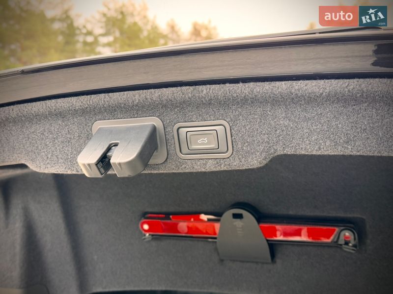 Седан Audi A8 2013 в Львове