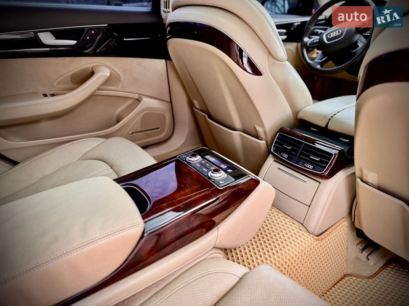 Седан Audi A8 2013 в Львове