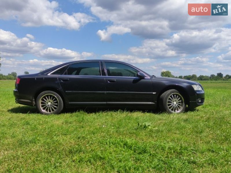 Седан Audi A8 2004 в Зенькове