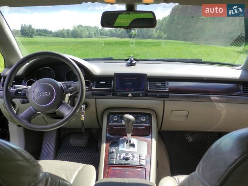 Седан Audi A8 2004 в Зенькове