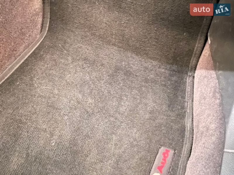 Седан Audi A8 2004 в Днепре