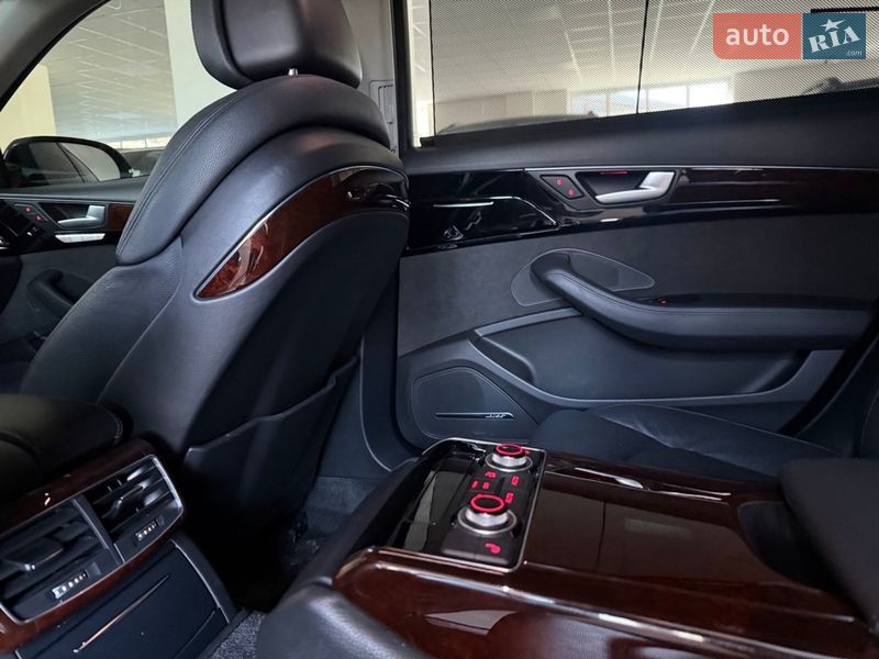Седан Audi A8 2014 в Полтаві