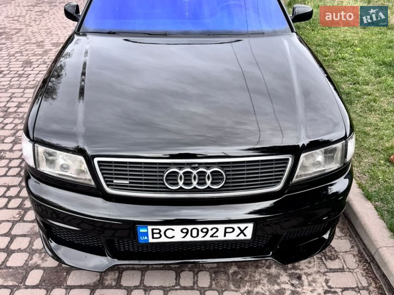 Седан Audi A8 1995 в Львове