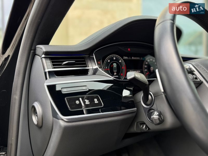 Седан Audi A8 2021 в Львове