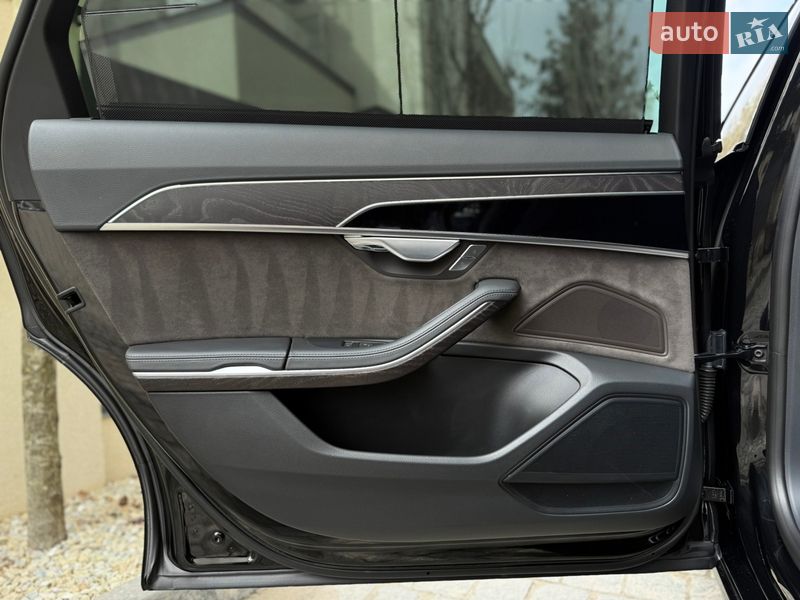 Седан Audi A8 2021 в Львове