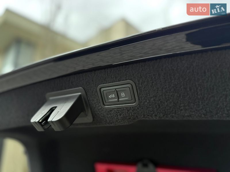 Седан Audi A8 2021 в Львове