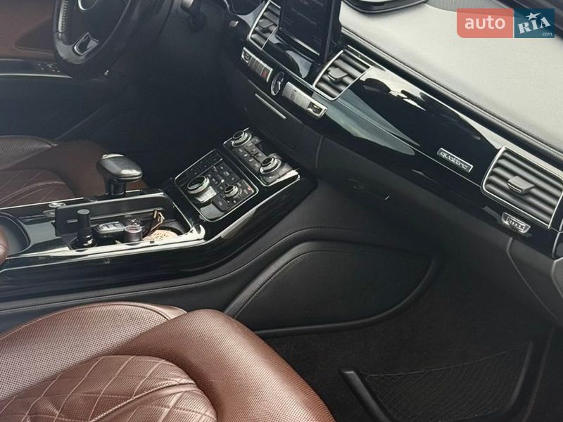 Седан Audi A8 2012 в Днепре