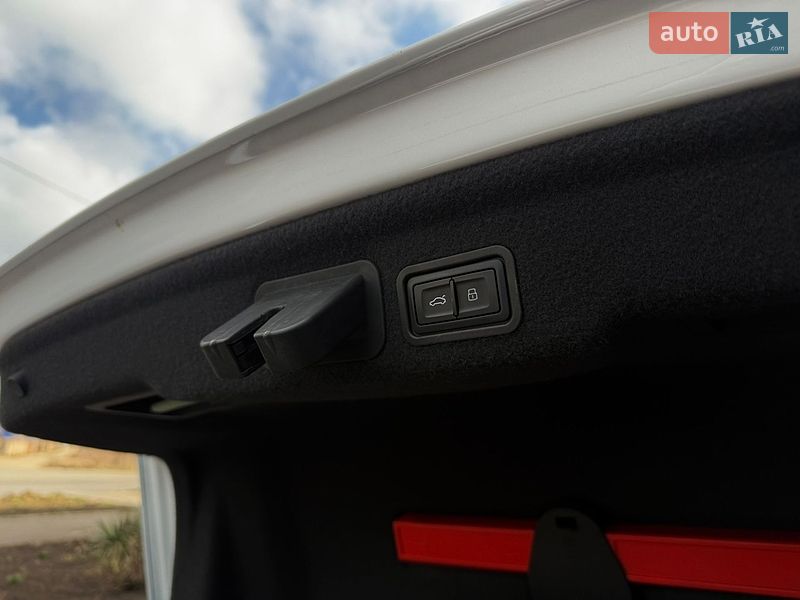 Седан Audi A8 2016 в Кривом Роге