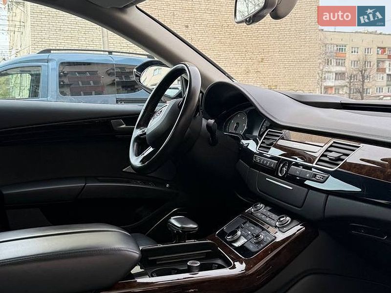 Седан Audi A8 2017 в Стрые
