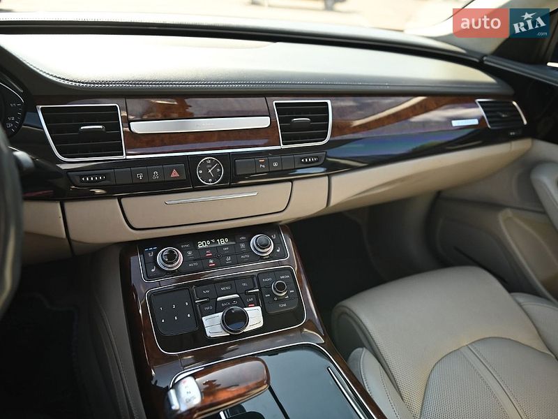 Седан Audi A8 2010 в Ровно