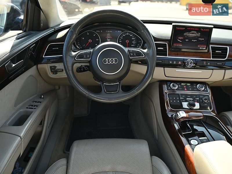 Седан Audi A8 2010 в Ровно